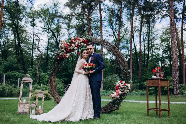 Güzel bir düğün çifti kemer altında aşık 