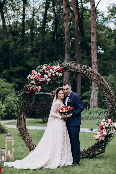 Güzel bir düğün çifti kemer altında aşık 