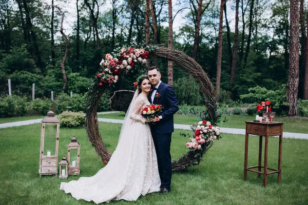 Bahçede düğün töreni, güzel yeni evliler. 