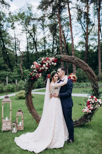 Bahçede düğün töreni, güzel yeni evliler. 