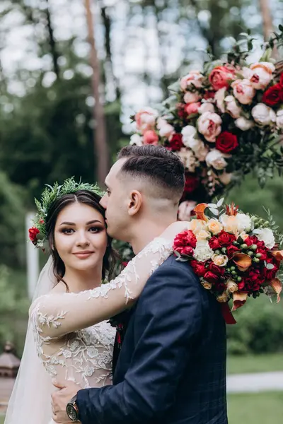 Bahçede düğün töreni, güzel yeni evliler. 