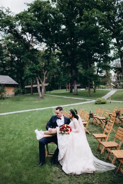 Gelin ve damat parkta sandalyede 