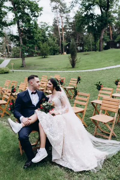 Gelin ve damat parkta sandalyede 