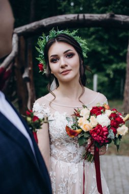 Parktaki güzel gelin ve damat
