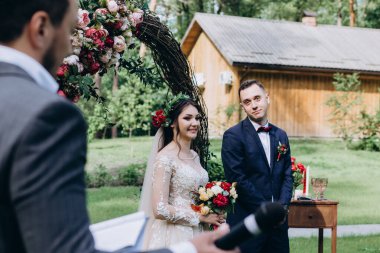 Parktaki seremonide mutlu genç bir çift