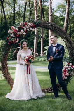 Güzel mutlu gelin ve damat bahçede düğün töreninde.           