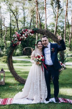 Güzel mutlu gelin ve damat bahçede düğün töreninde.           