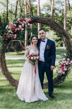 Güzel mutlu gelin ve damat bahçede düğün töreninde.           