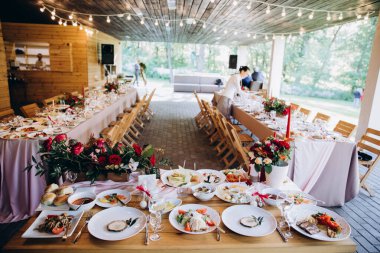 Düğün resepsiyonu için şık bir masa.             