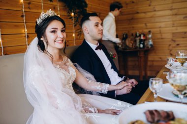 Genç gelin ve Damat Düğün kutluyor