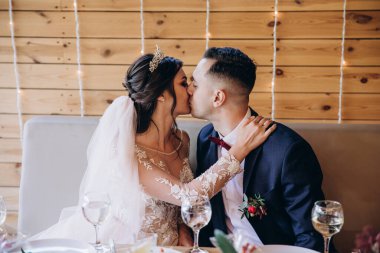 Genç gelin ve Damat Düğün kutluyor