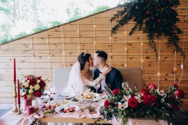 Genç gelin ve Damat Düğün kutluyor