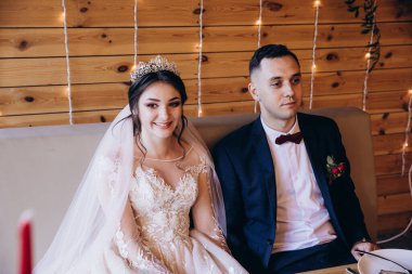 Genç gelin ve Damat Düğün kutluyor