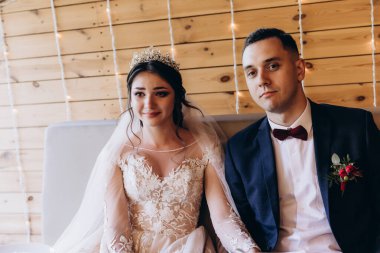 Genç gelin ve Damat Düğün kutluyor