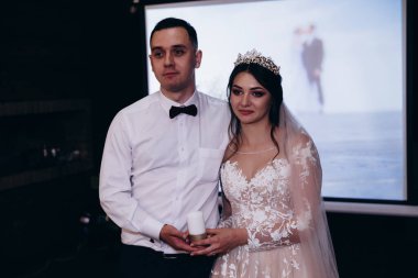 Genç gelin ve Damat Düğün kutluyor