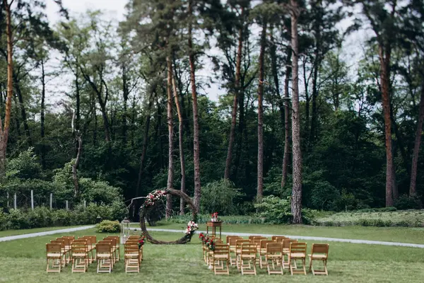 Ormanda düğün kemeri.