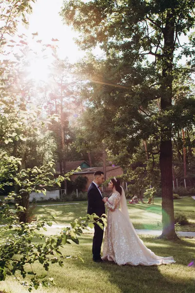 Mutlu genç çift gün batımında parkta poz veriyor.             