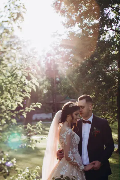 Mutlu genç çift gün batımında parkta poz veriyor.             