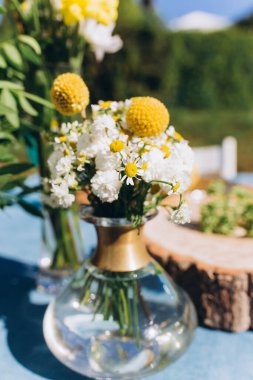 Vazodaki güzel çiçeklerin yakın plan görüntüsü.