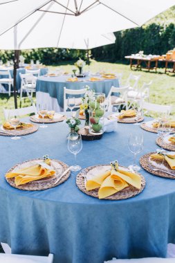 Açık hava düğün resepsiyonu için festival masası.                 