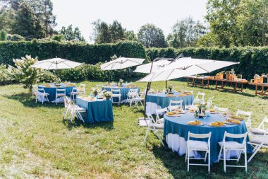 Açık hava düğün resepsiyonu için festival masası.                 