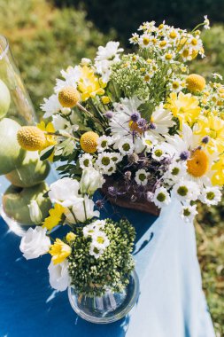 Güzel çiçeklerin yakın çekim görüntüsü, zarif düğün dekoru.        