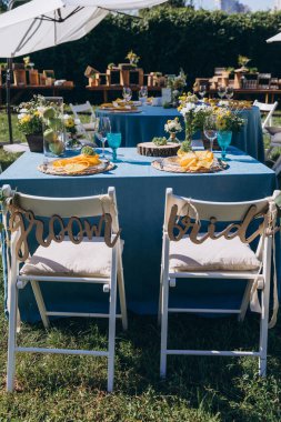Açık hava düğün resepsiyonu için festival masası.                 