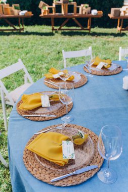 Açık hava düğün resepsiyonu için festival masası.                 