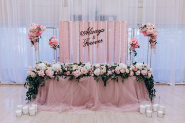 Düğün sofrasında çiçekler ve düğün için süslemeler..       