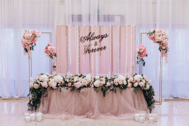 Düğün sofrasında çiçekler ve düğün için süslemeler..       