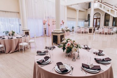 Düğün resepsiyonunda çiçekler ve mumlarla güzel bir masa.                 