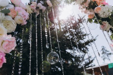 Dekoratif düğün kemeri, güzel çiçekler, yakın plan.      