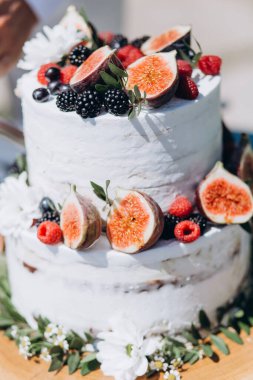 Meyve ve böğürtlenli lezzetli düğün pastası manzarası        