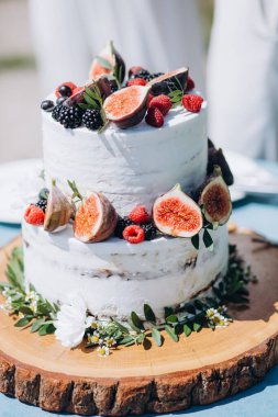 Meyve ve böğürtlenli lezzetli düğün pastası manzarası        