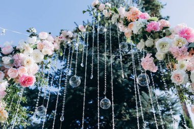 Dekoratif düğün kemeri, güzel çiçekler, yakın plan.      