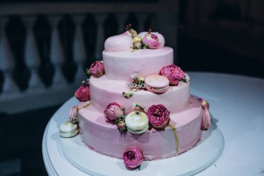 Çiçekli güzel ve şık düğün pastası manzarası         