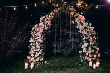 Çiçeklerle süslenmiş güzel düğün kemeri   