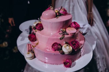 Çiçekli güzel ve şık düğün pastası manzarası         