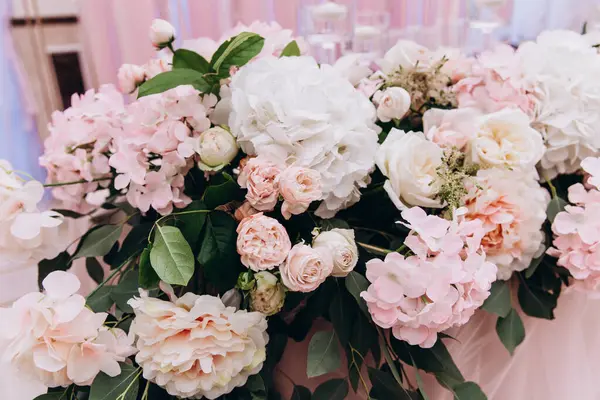 Güzel çiçeklerle süslenmiş düğün masası.