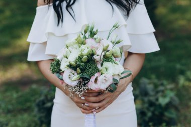 Gelin çok güzel bir buket tutuyor.         