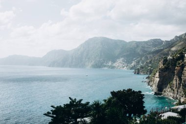 Denizi ve dağları olan güzel bir manzara. 