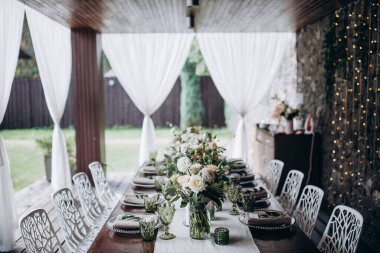 Çiçekli güzel düğün masası manzarası.