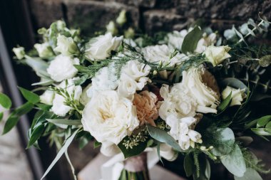 Güzel çiçeklerle süslenmiş zarif bir düğün buketi..       