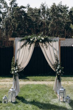 Çiçeklerle süslenmiş güzel düğün kemeri   