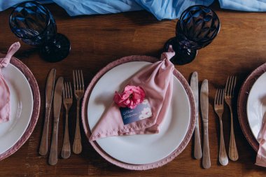 Düğün resepsiyonundaki zarif masa manzarası     