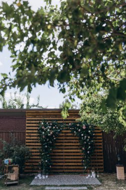 Çiçeklerle süslenmiş güzel düğün kemeri   