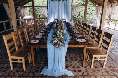 Düğün resepsiyonunda çiçekler ve mumlarla güzel bir masa.                 