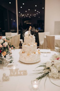 Gelin ve damadın olduğu düğün pastasının yakın çekimi.      