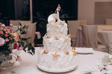 Gelin ve damadın olduğu düğün pastasının yakın çekimi.      