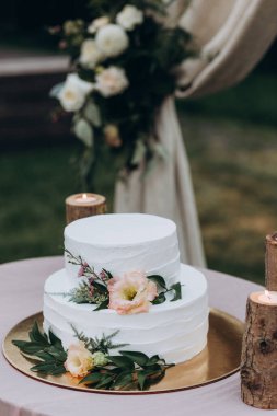 Çiçekli güzel ve şık düğün pastası manzarası         